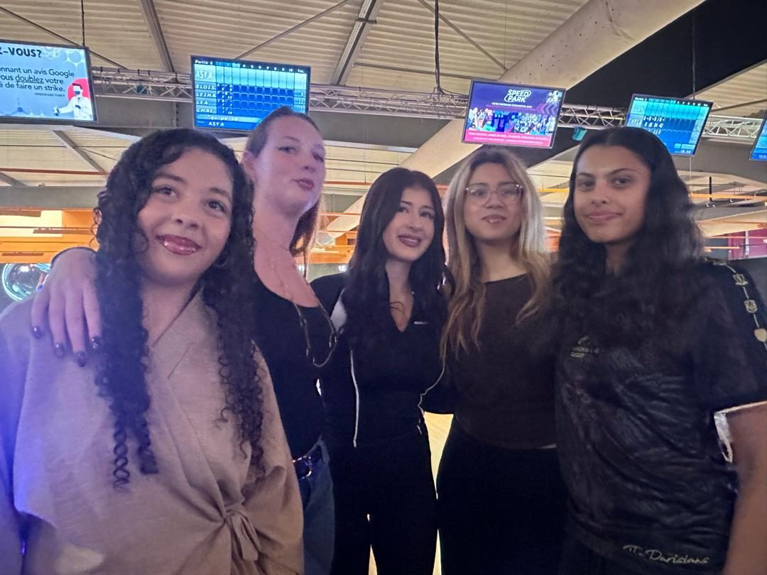 Étudiantes de l'EMSCA en sortie bowling