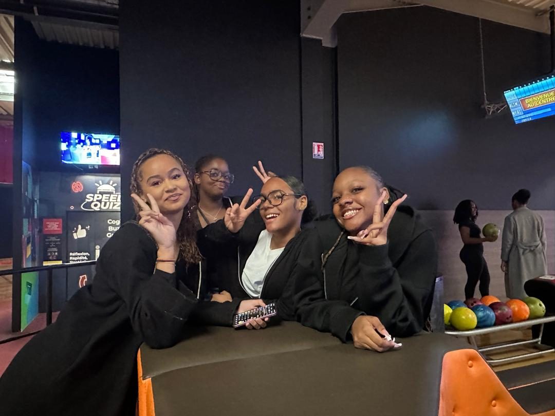 Groupe d'étudiants de l'EMSCA au bowling