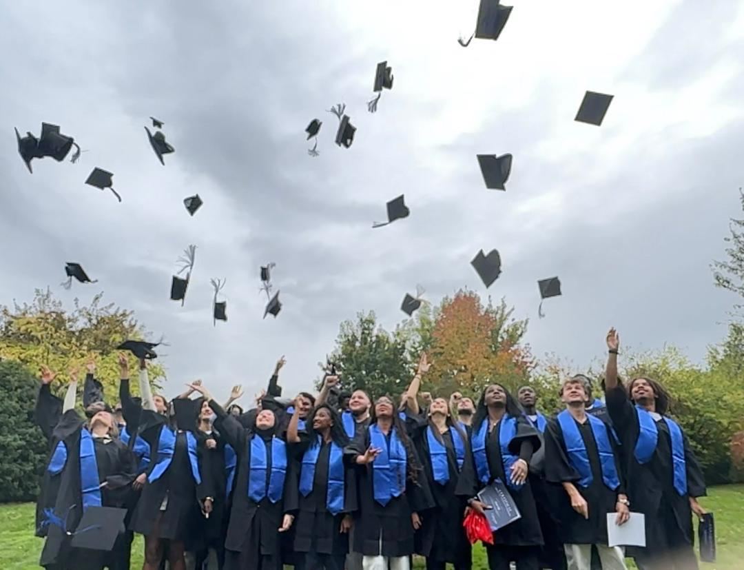 Diplômés de l'EMSCA lançant leurs chapeaux