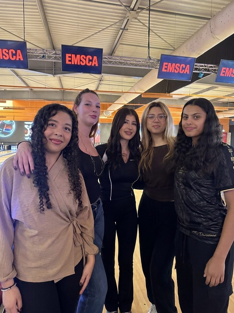 Étudiantes de l'EMSCA au bowling lors d'une sortie du BDE