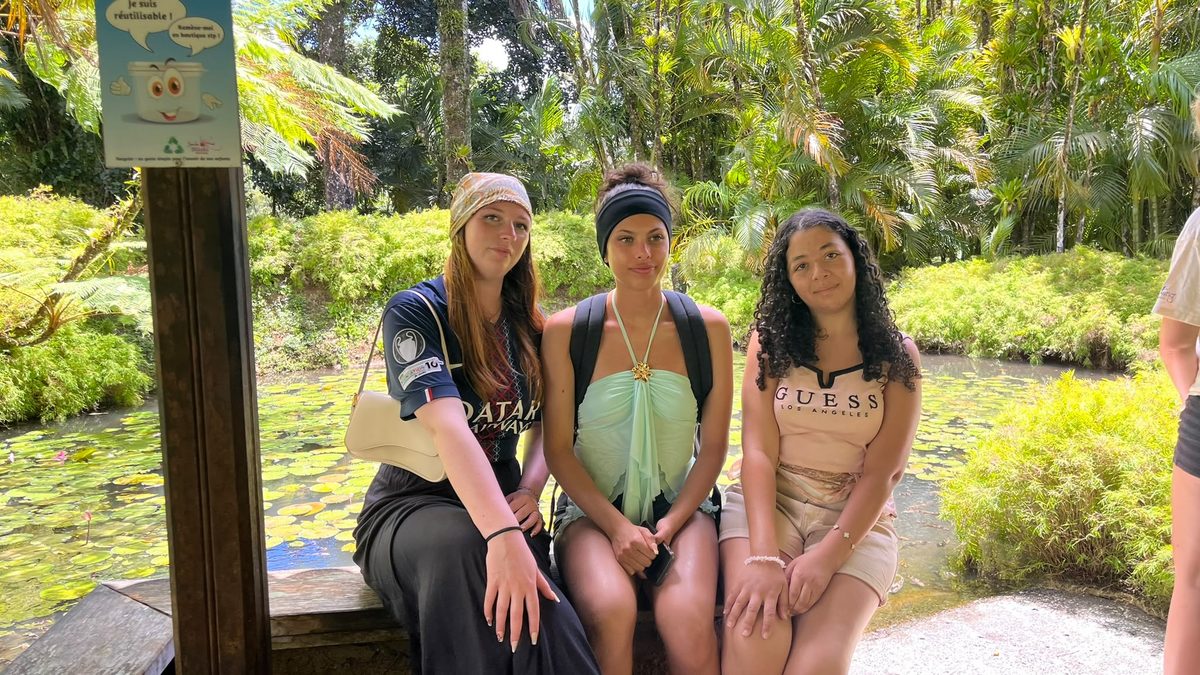 Étudiantes de l'EMSCA dans un jardin tropical