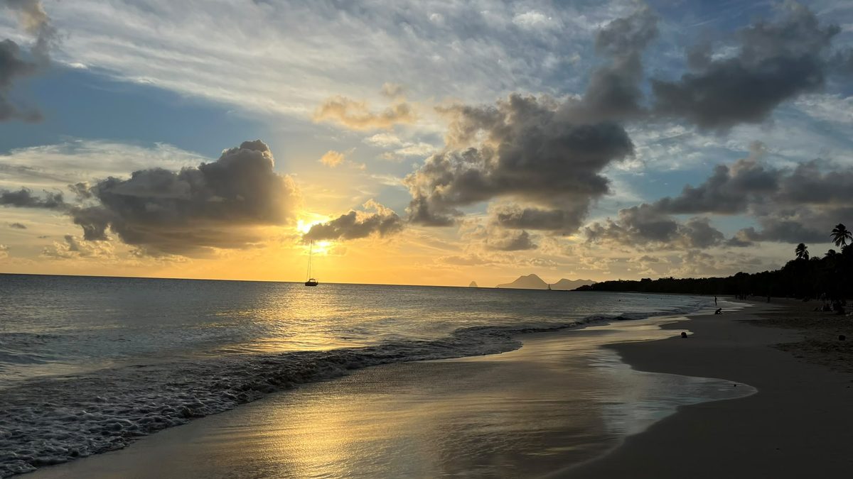 Voilier au coucher de soleil